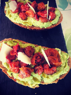 Una foto de Tosta de aguacate y cherrys confitados con lascas de parmesano