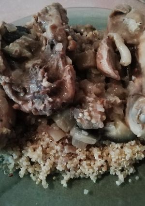 Una foto de Pollo con berenjenas y quinoa
