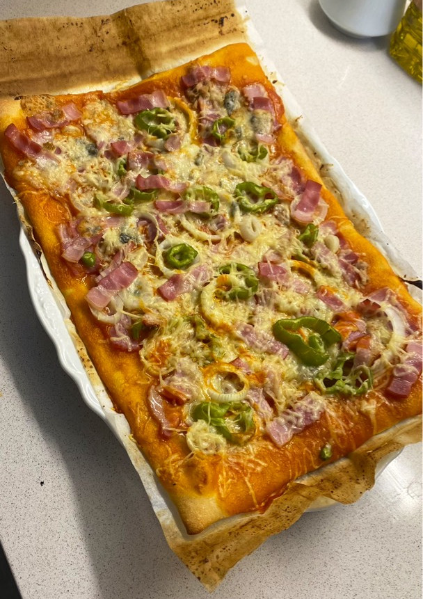 Una foto de Pizza Hojaldre de Verduras, Bacon, Atún y queso Roquefort 🍕🫑🧀