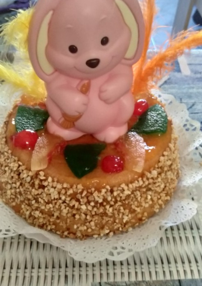 Una foto de Mona de Pascua con figura de chocolate