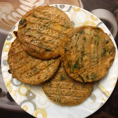 A picture of Methi-makai pancakes.