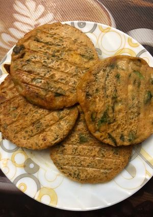 A picture of Methi-makai pancakes.