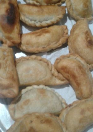 Una foto de Empanadas de pollo con masa casera 😋