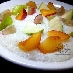 A picture of Tapioca cereal and fruits.