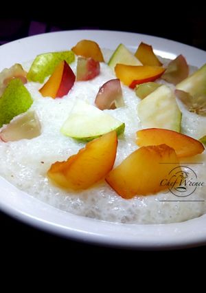 A picture of Tapioca cereal and fruits.