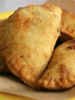 Una foto de 🌟EMPANADAS de pollo fiambre y queso🍗