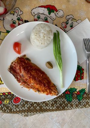 Une photo de Maquereau au four accompagné du riz