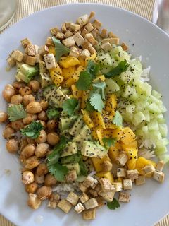 Una foto de Poke de mango y tofu