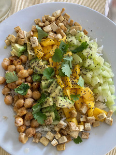 Una foto de Poke de mango y tofu