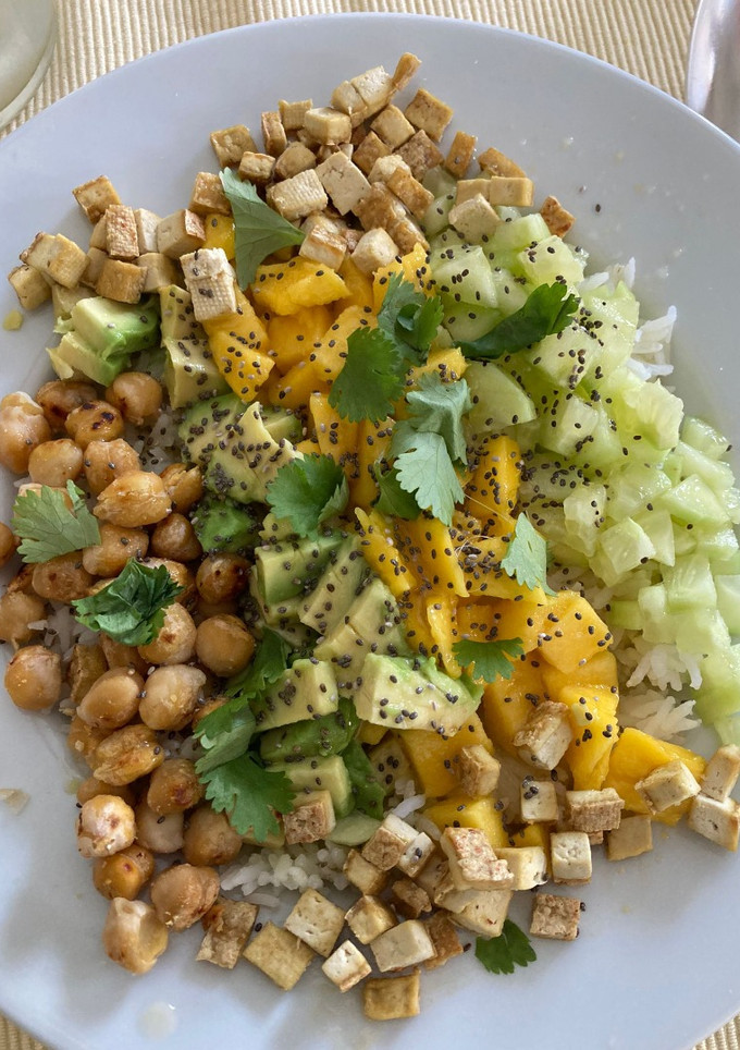 Una foto de Poke de mango y tofu