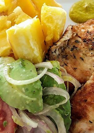 Una foto de Filete de Pescado empanizado con Pan y Quinua Avena a lo Carmelita