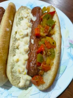 Una foto de Perrito con pimientos y maíz