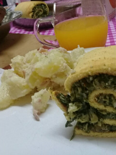 Una foto de Pionono salado de espinaca, con ensalada de papa tipo parisienne
