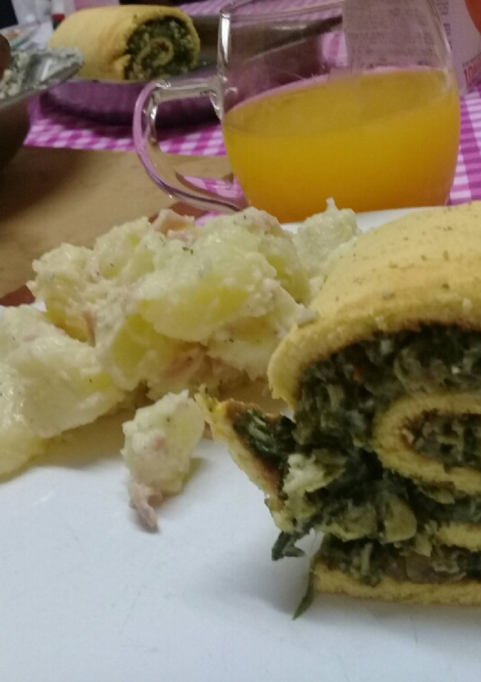 Una foto de Pionono salado de espinaca, con ensalada de papa tipo parisienne