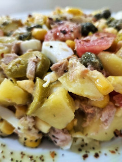 Una foto de Ensalada de patatas con encurtidos