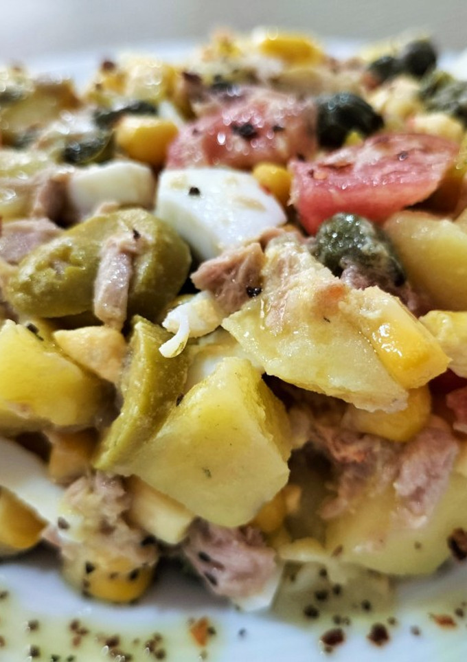 Una foto de Ensalada de patatas con encurtidos
