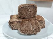 Una foto de pan de centeno integral
