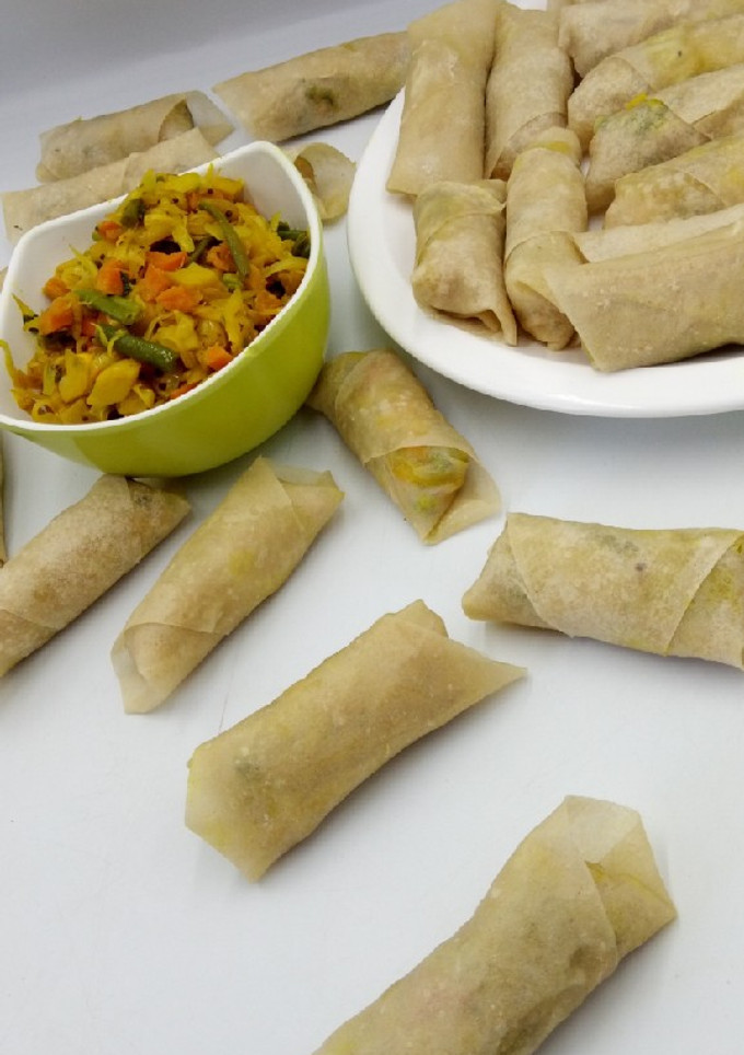 A picture of How to fold Springrolls in 3 simple steps.