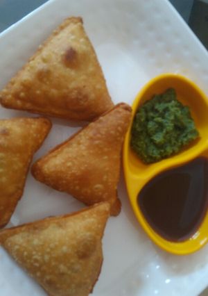 A picture of Gujarati samosa.