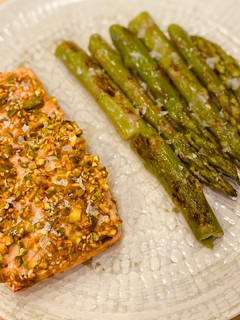 Una foto de Salmón en costra de pistachos