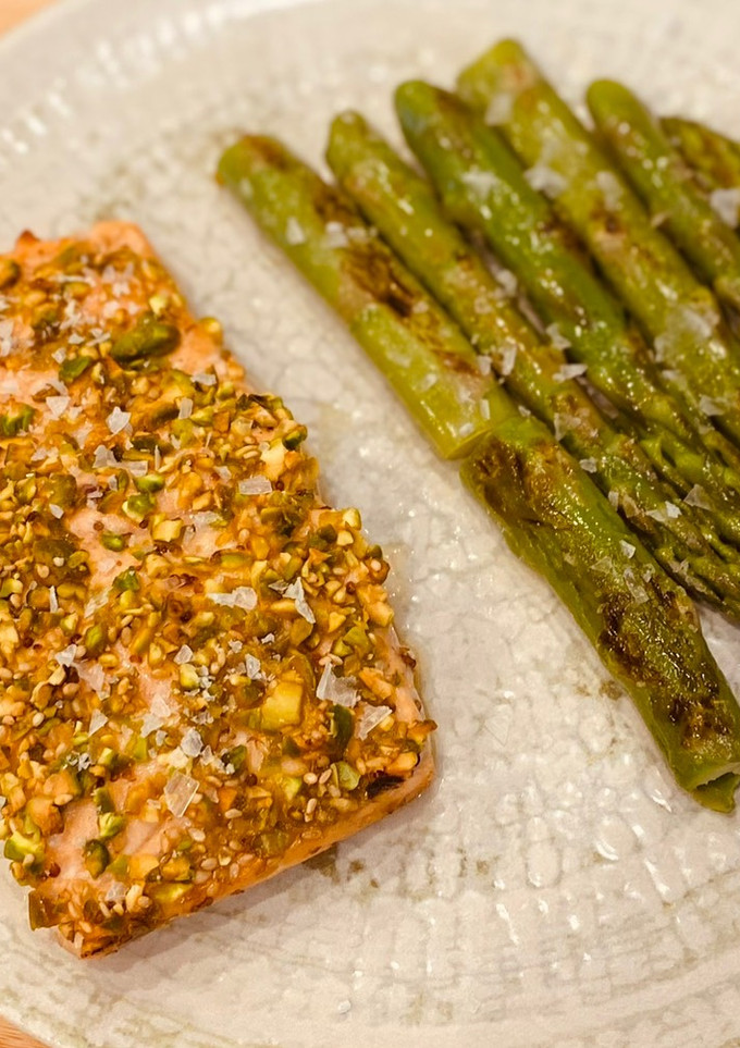Una foto de Salmón en costra de pistachos