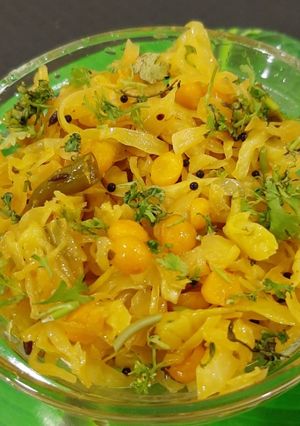 कोबीची भाजी (kobichi bhaji recipe in marathi) रेसिपी चे मुख्य फोटो 