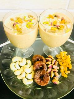 હેલ્ધી ડ્રાયફ્રુટ થીક મીલ્કશેક(dryfruit milkshake recipe in gujarati) રેસીપી મુખ્ય ફોટો