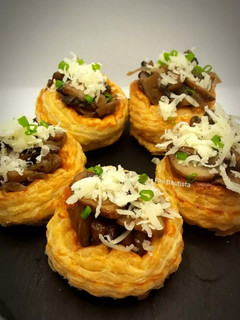 Una foto de Canapés de hojaldre y Portobello