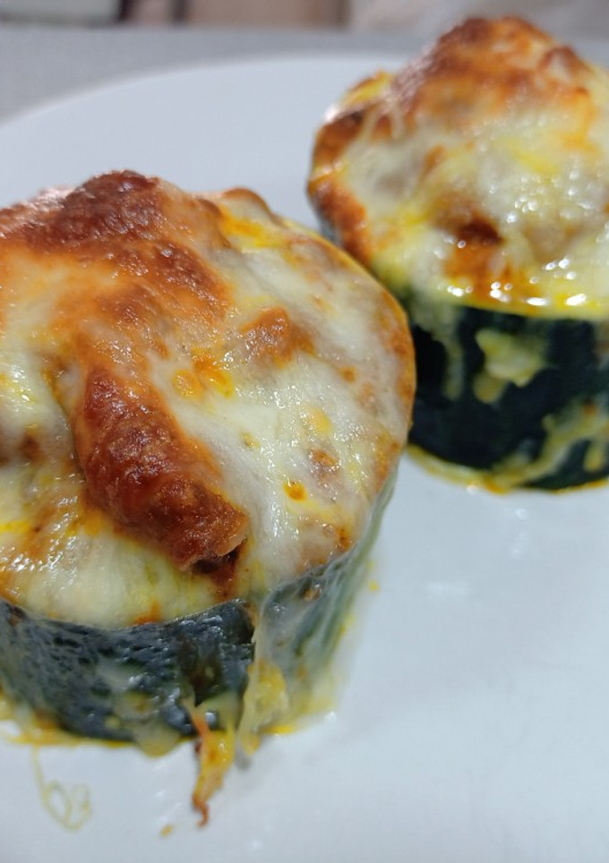 Una foto de Timbal de calabacín relleno de verduras y pollo especiado