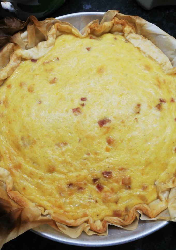 Una foto de Tarta de cebolla de Alsace, y flamenkueche con algo de añadido