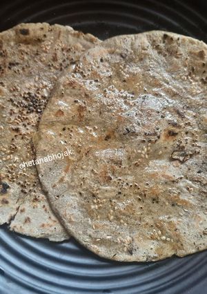 भोगीची बाजरीची भाकरी(Bhogichi Bajrichi Bhakri Recipe In Marathi) रेसिपी चे मुख्य फोटो 