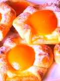 Dessert di pasta sfoglia  con crema e pesche sciroppate