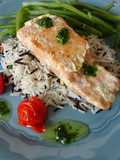 Salmão com arroz selvagem, feijão verde e "pesto de rúcula"