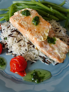 Foto de Salmão com arroz selvagem, feijão verde e "pesto de rúcula"