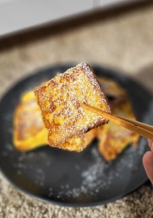 A picture of French toast.