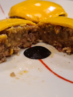 Una foto de Hamburguesa de ternera, panceta y queso