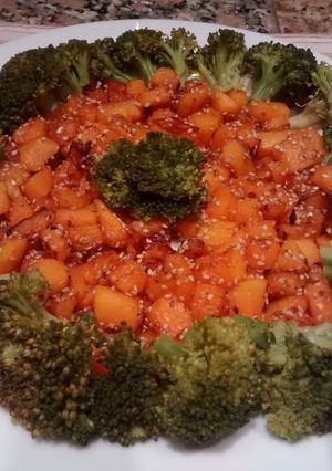 Una foto de Ensalada de brócoli y calabaza
