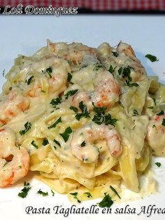 Una foto de Pasta Tagliatelle en salsa Alfredo con gambas