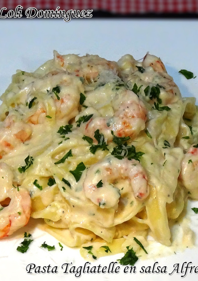 Una foto de Pasta Tagliatelle en salsa Alfredo con gambas