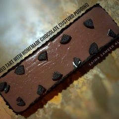 A picture of Oreo tart with chocolate custard pudding.