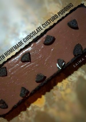 A picture of Oreo tart with chocolate custard pudding.