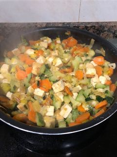 Una foto de Tofu con verduras