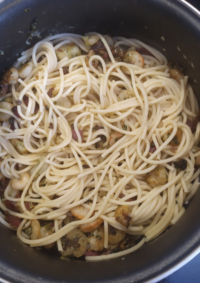 Una foto de Espaguetis con gambas y jamón