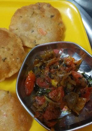 A picture of टमाटर की पूरी & टमाटर की चटनी (Tamatar ki puri and tamatar ki chutney recipe In Hindi).