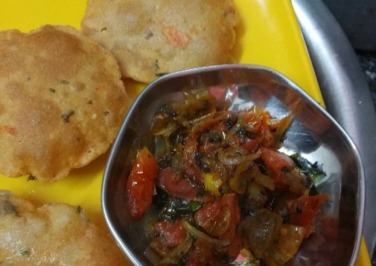 टमाटर की पूरी &amp; टमाटर की चटनी (Tamatar ki puri and tamatar ki chutney recipe In Hindi)