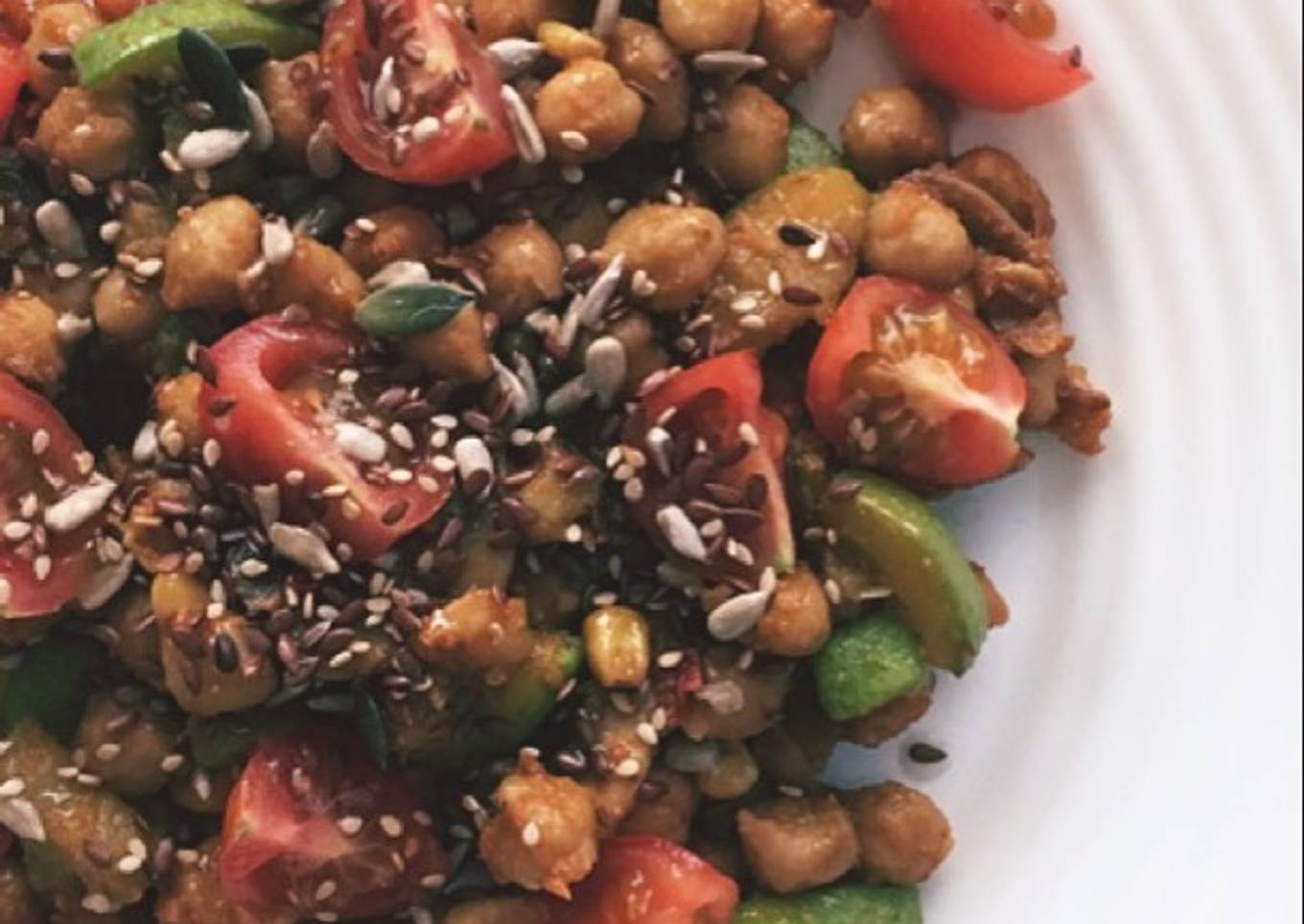 Garbanzos salteados con verdura, semillas y cherrys