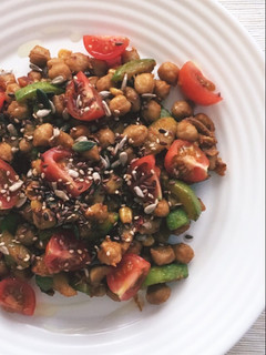 Una foto de Garbanzos salteados con verdura, semillas y cherrys