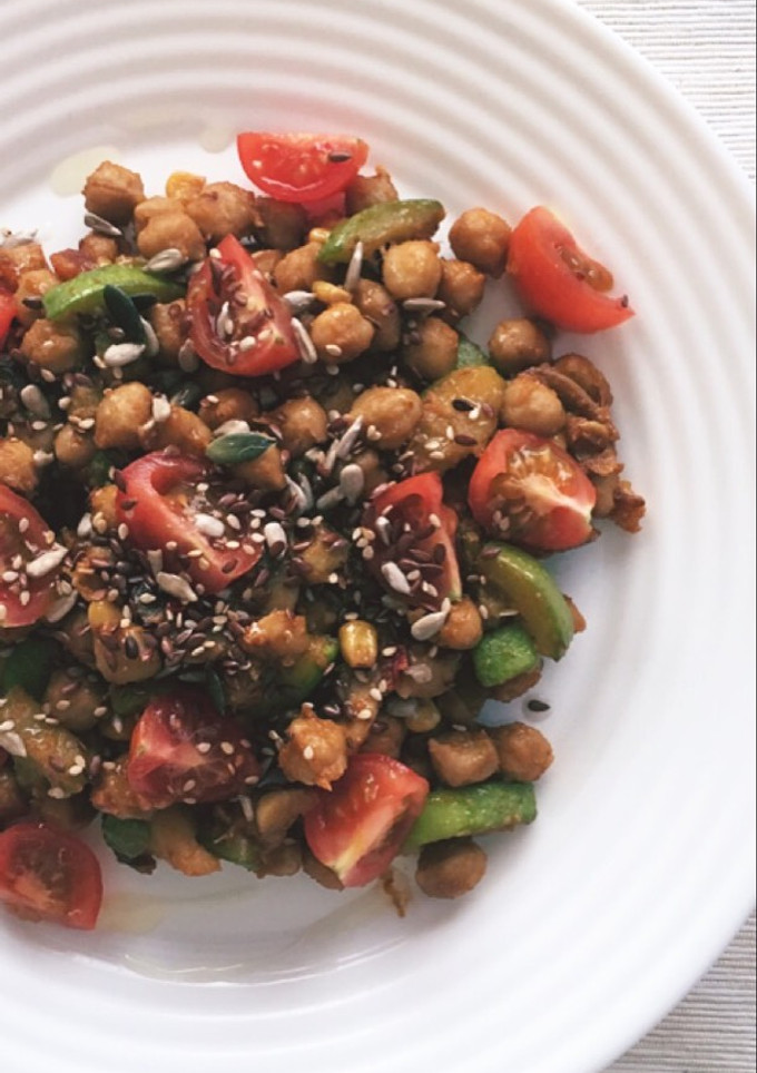 Una foto de Garbanzos salteados con verdura, semillas y cherrys