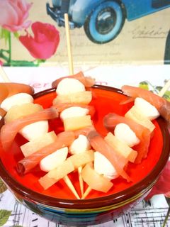 Una foto de Brochetas de salmón, piña y mozzarella