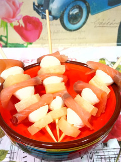 Una foto de Brochetas de salmón, piña y mozzarella